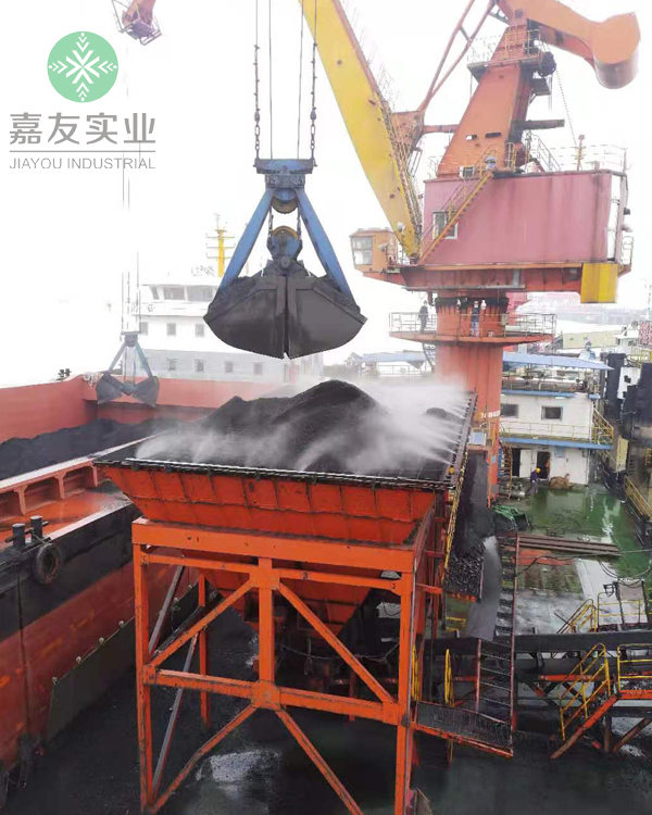 華能岳電碼頭卸煤進料口安裝噴霧降塵系統4